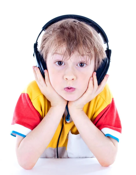 一个甜美的小男孩，听音乐头戴式耳机的肖像 — 图库照片
