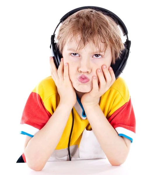 一个甜美的小男孩，听音乐头戴式耳机的肖像 — 图库照片