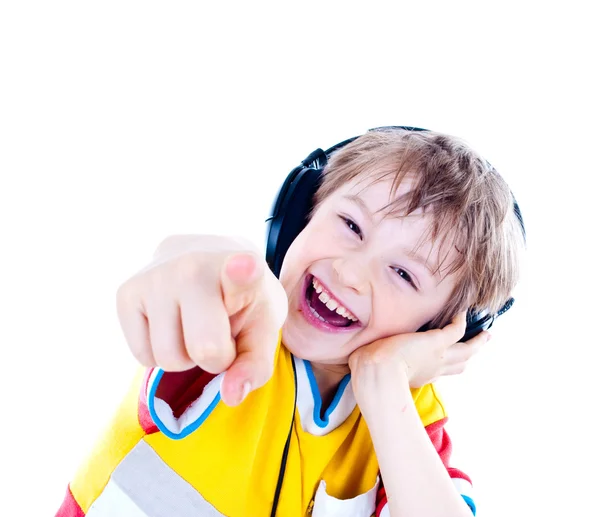 Młody chłopiec słuchający muzyki na słuchawkach — Zdjęcie stockowe