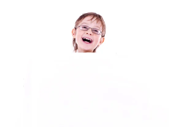 Retrato de um menino feliz segurando uma tábua em branco — Fotografia de Stock