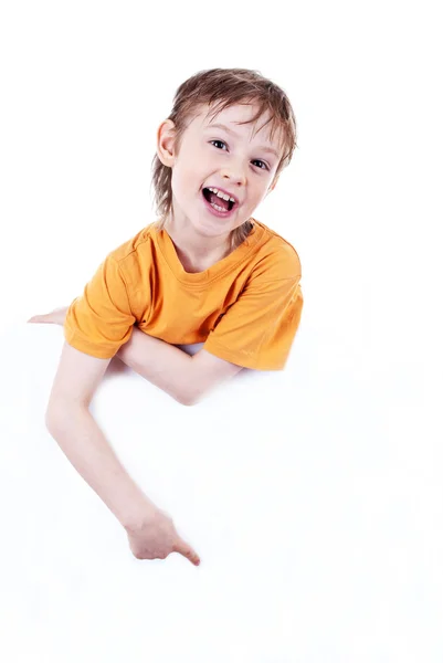 快乐的小男孩抱着一个空白板的肖像 — 图库照片