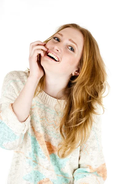 Jonge lachende gelukkig vrouw portret op wit. — Stockfoto