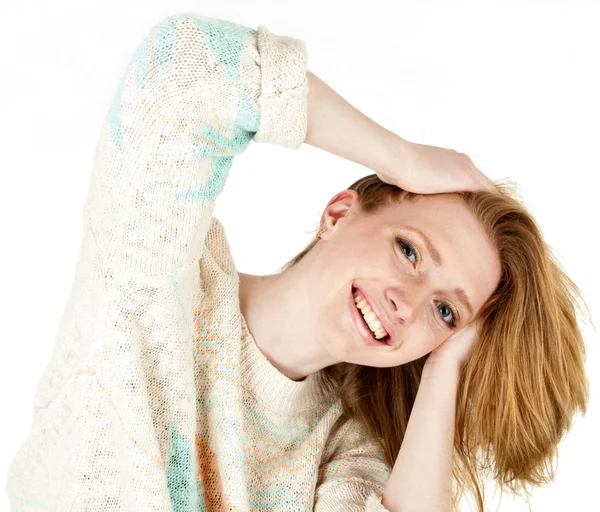 Unga leende glad kvinna porträtt på vit. — Stockfoto