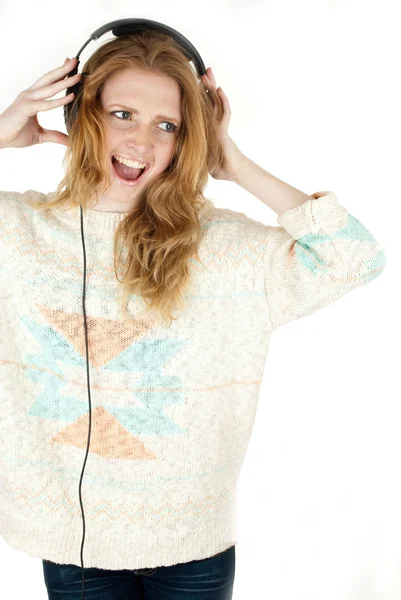 Kobieta ze słuchawkami słuchającymi muzyki — Zdjęcie stockowe