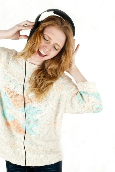 Nő fülhallgatóval zenét hallgatni — Stock Fotó
