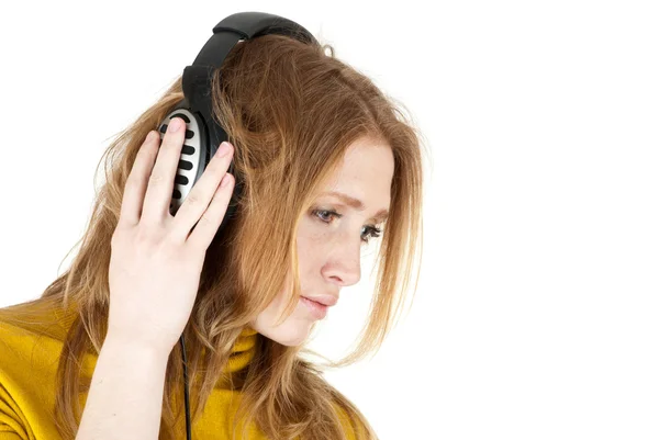 Γυναίκα με ακουστικά ακούγοντας μουσική — Φωτογραφία Αρχείου