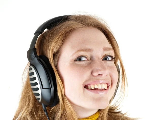 Frau mit Kopfhörer hört Musik — Stockfoto