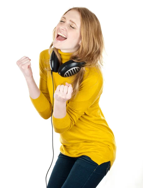 Vrouw met koptelefoon luisteren naar muziek — Stockfoto