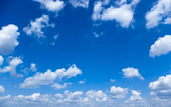 Nuvens brancas — Fotografia de Stock
