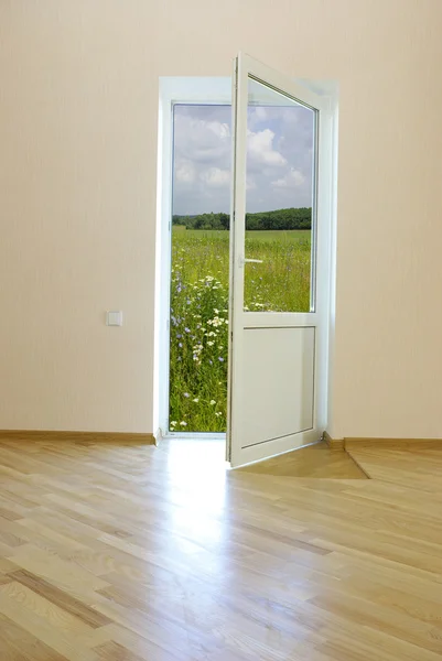 Дверь в пейзаж — стоковое фото