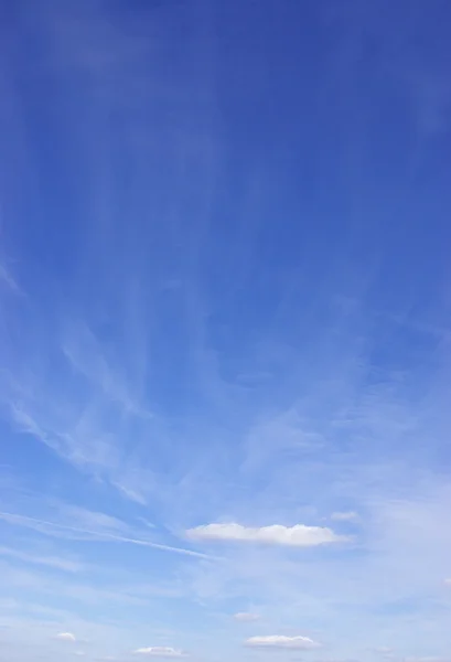 Sininen taivas — kuvapankkivalokuva
