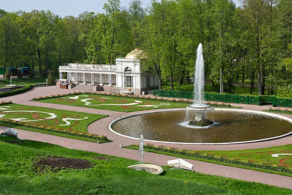 Fontein in lagere park — Stockfoto