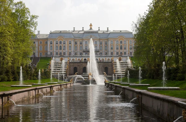 Fontän och palace i lägre park — Stockfoto