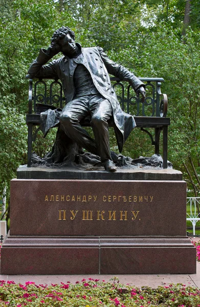 Bronzen monument van Poesjkin in park van peterhof, Rusland. — Stockfoto
