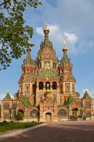 Старая церковь на фоне голубого неба, Петербург, Россия . — стоковое фото