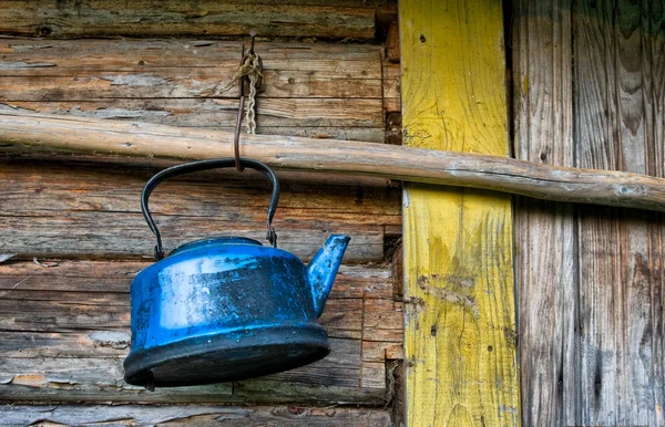 Alter kaputter Wasserkocher an Holzwand verloren — Stockfoto