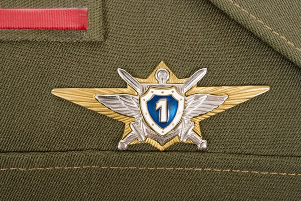 Российский военный значок на зеленой форме — стоковое фото
