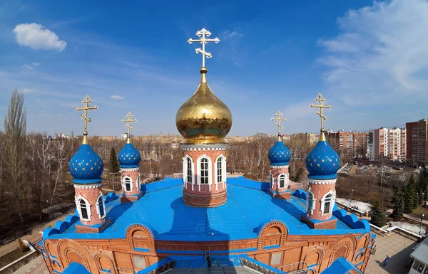 Koepels van Russisch-orthodoxe kerk in samara, Rusland — Stockfoto