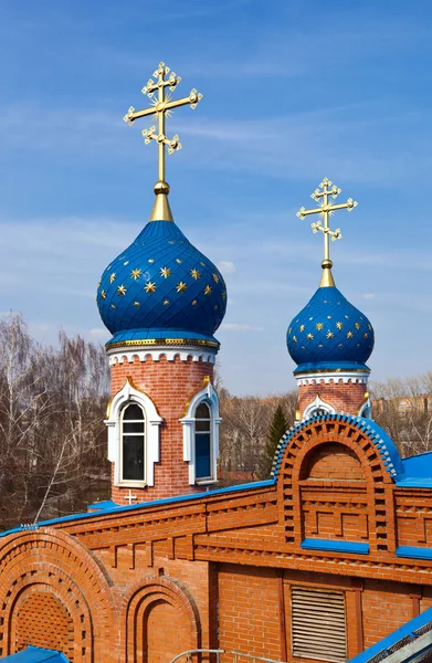 Куполи Російської Православної Церкви проти синього неба — стокове фото
