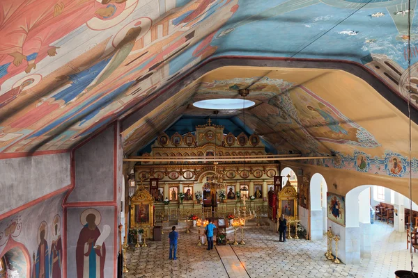 Interior de la iglesia ortodoxa rusa en Samara, Rusia — Foto de Stock