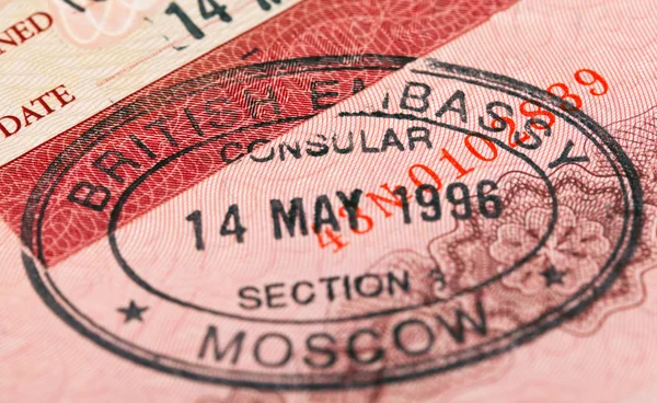 Carimbo de visto britânico no seu passaporte. Fechar. — Fotografia de Stock