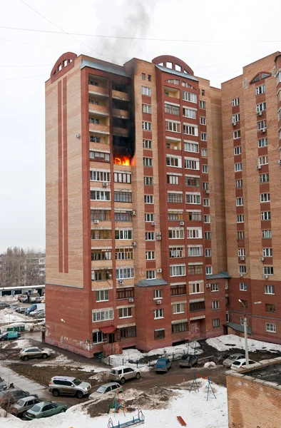 Brand i en lägenhet i ett stort hyreshus — Stockfoto