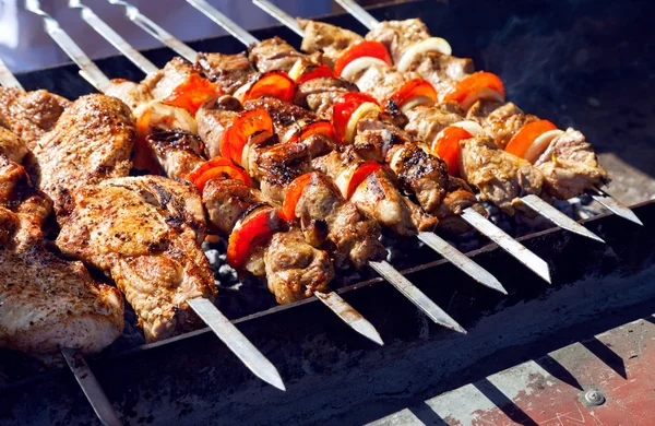 Le fette succose di carne con salsa si preparano in fuoco (shish kebab). — Foto Stock