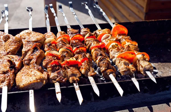 Ζουμερές φέτες κρέατος με σάλτσα ετοιμάζονται στη φωτιά (shish kebab). — Φωτογραφία Αρχείου