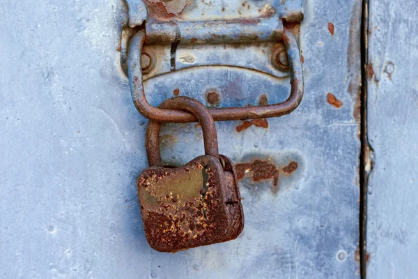 Lucchetto arrugginito su una vecchia porta di metallo — Foto Stock