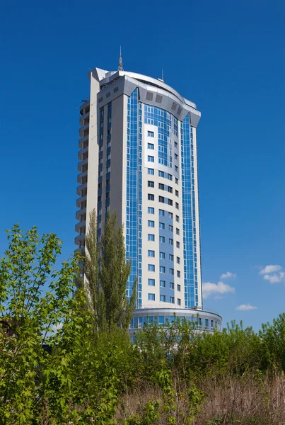 Rascacielos moderno sobre fondo de cielo azul en Samara, Rusia —  Fotos de Stock