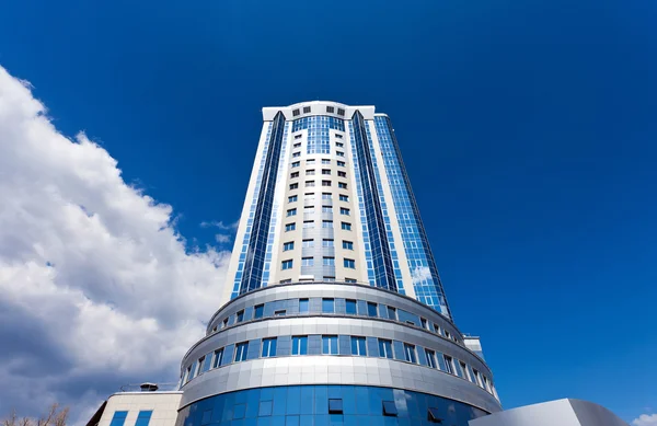 Rascacielos moderno sobre fondo de cielo azul en Samara, Rusia —  Fotos de Stock