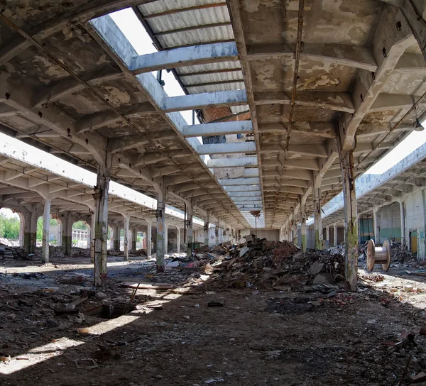 Ruínas, vista de um antigo edifício abandonado da fábrica. — Fotografia de Stock