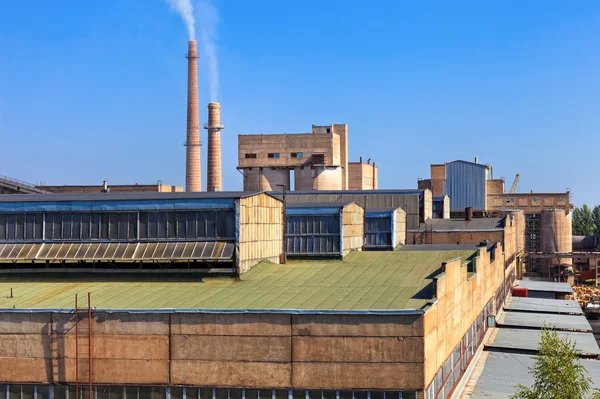 Grote fabriek met roken schoorstenen tegen de blauwe hemel — Stockfoto
