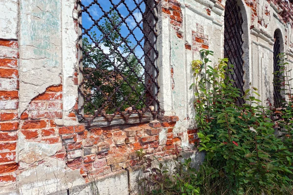 Duvarı yıkılan kilise — Stok fotoğraf