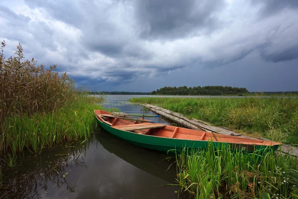Letní krajina ruské jezero s dřevěnou lodí — Stock fotografie