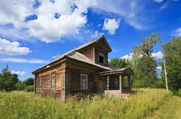 Oud houten huis in Russisch dorp — Stockfoto