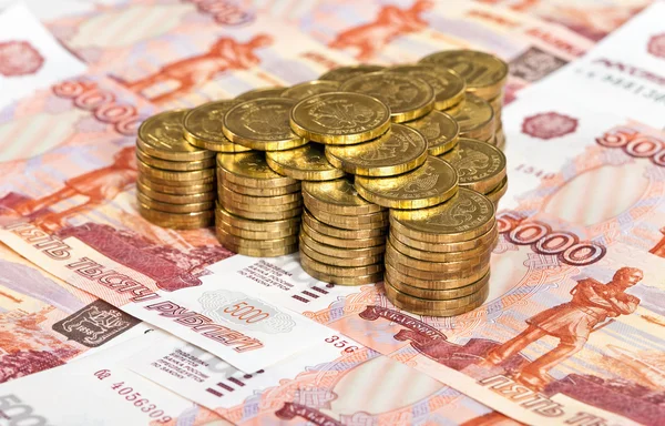 Billetes y monedas de rublos rusos . — Foto de Stock