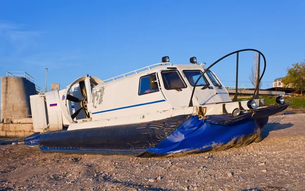 Kıyıda gelen hovercraft — Stok fotoğraf