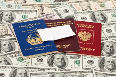 Pasaportlar ve you.s. dolar karşı bir ilaç ile paket