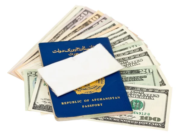 Pacote com uma droga contra os passaportes afegãos e o dólar dos EUA — Fotografia de Stock