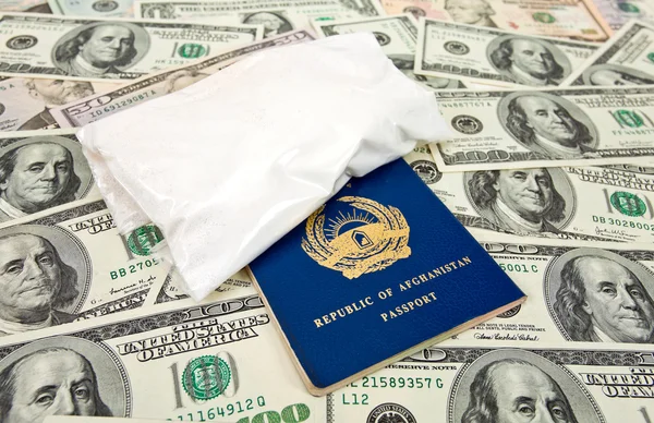 Pakiet z lekiem przeciwko paszportów Afganistanu i Dolar monitor. — Zdjęcie stockowe