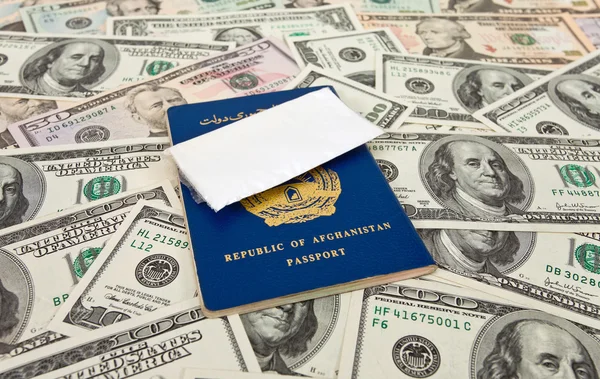 Пакет з наркотиками проти афганського паспортів та долара США — стокове фото