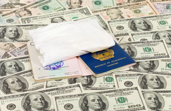 Pakket met een geneesmiddel tegen de Afghaanse paspoorten en dollar you.s. — Stockfoto
