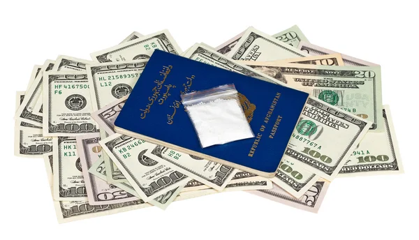 アフガニスタンのパスポートおよび米ドル以上の薬物を持つパッケージ — ストック写真