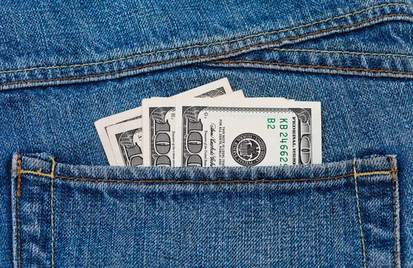 Доллары США в заднем кармане джинсов — стоковое фото