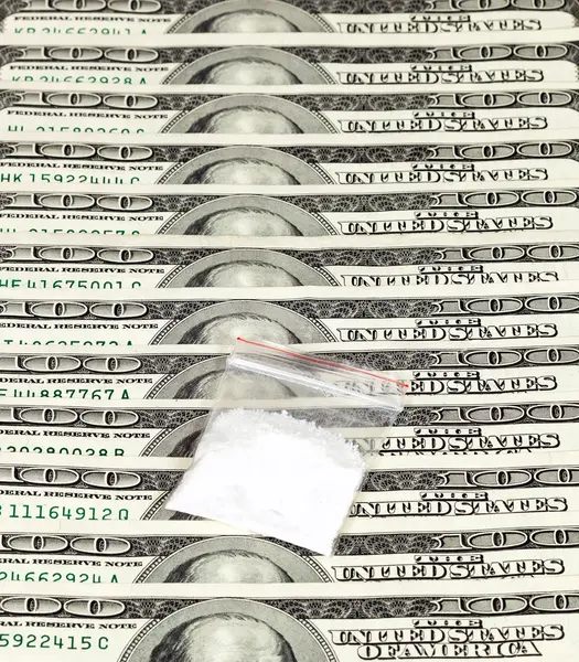 Balíček s drogou pozadí amerických dolarů — Stock fotografie