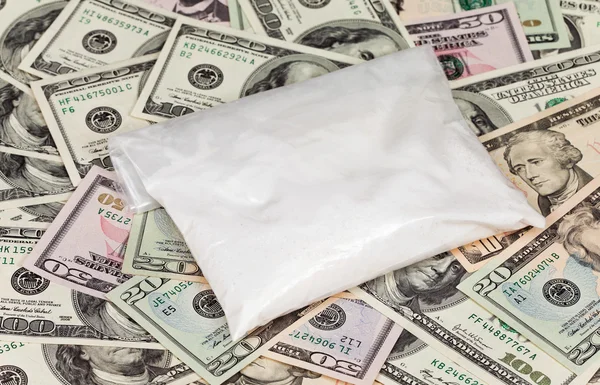 Balíček s drogou pozadí amerických dolarů — Stock fotografie