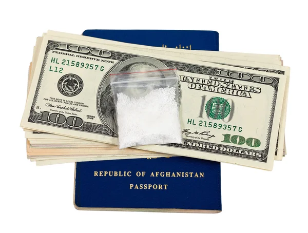 Pakiet z narkotyków przez afgański dolarów paszport i monitor. — Zdjęcie stockowe