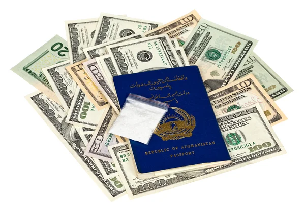 Paquete con droga sobre el pasaporte afgano y dólares estadounidenses — Foto de Stock