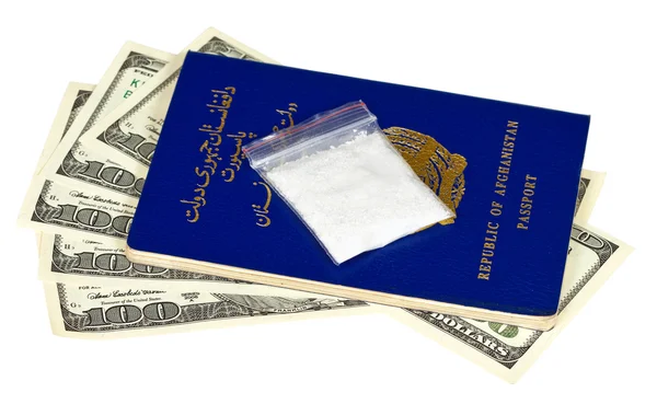 Paquet avec de la drogue sur le passeport afghan et dollars américains — Photo